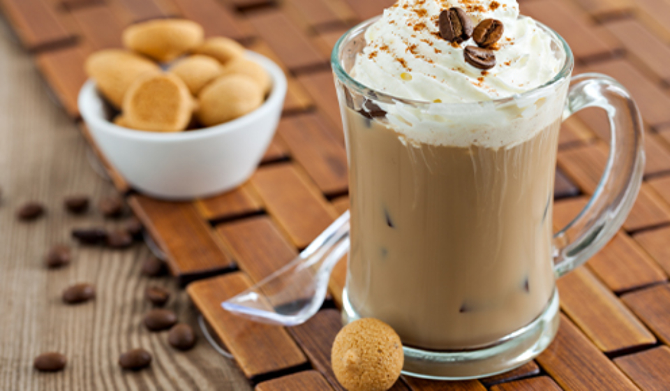 Latte glacé aux pépites aux chocolats